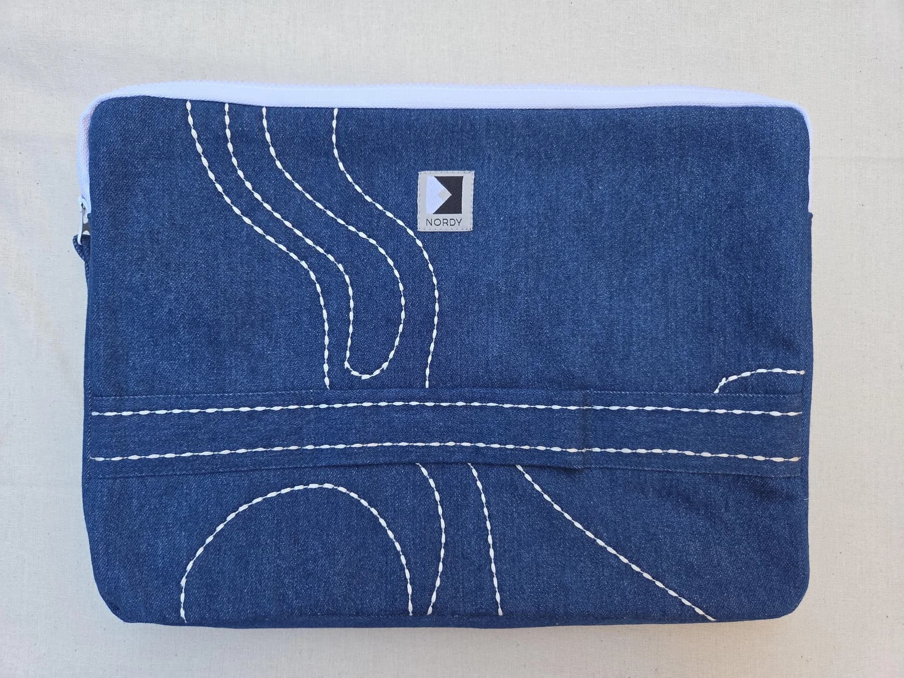 Brodert laptopmappe i denim – sett forfra