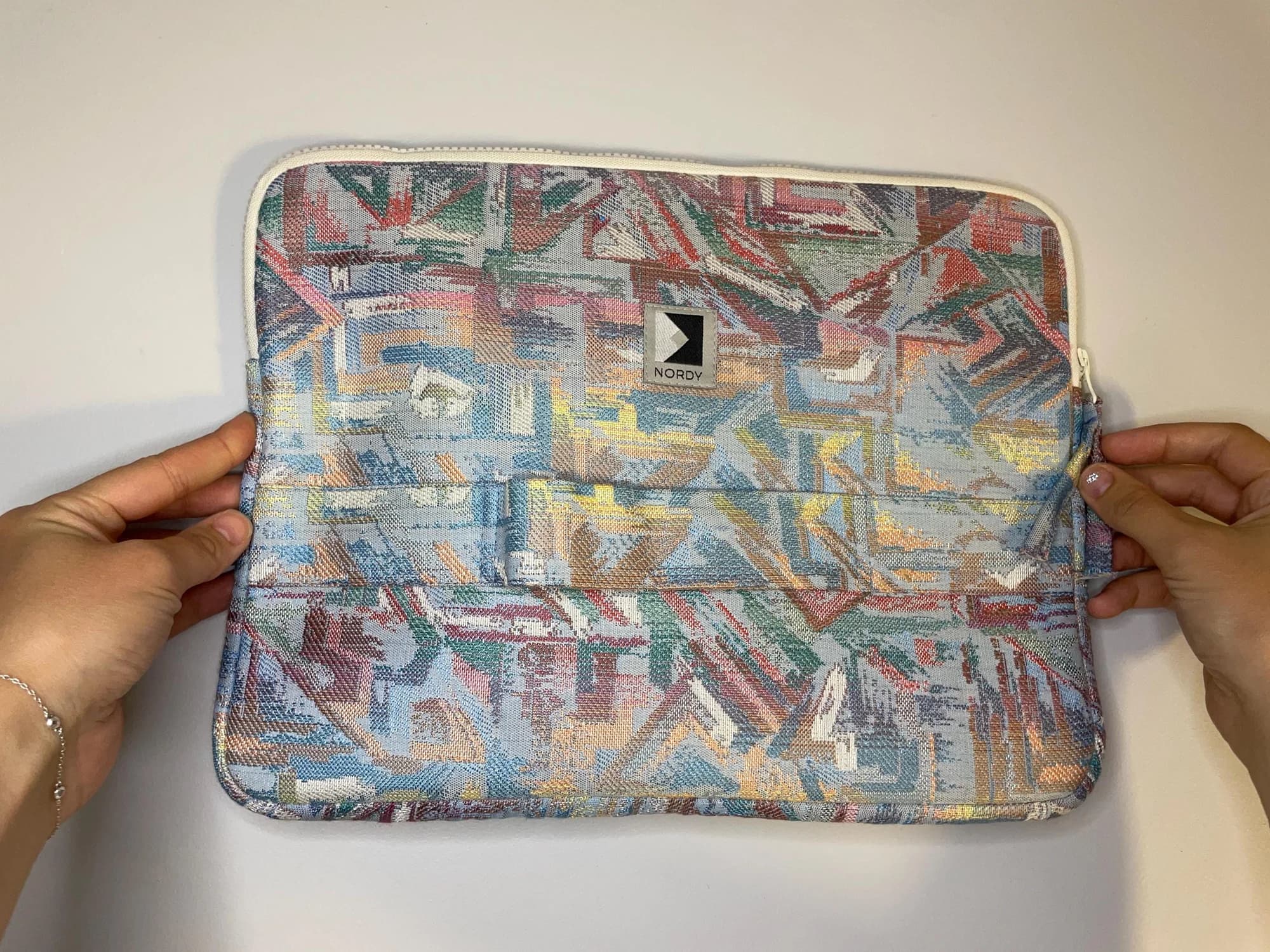 Laptopmappe i gjenbrukt vintage-jacquard – sett forfra